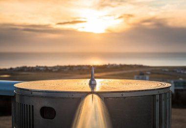 İzlanda 'nın güneş pusulası İzlanda' nın başkenti Reykjavik 'in tepesindeki Perlan binasında yer almaktadır..