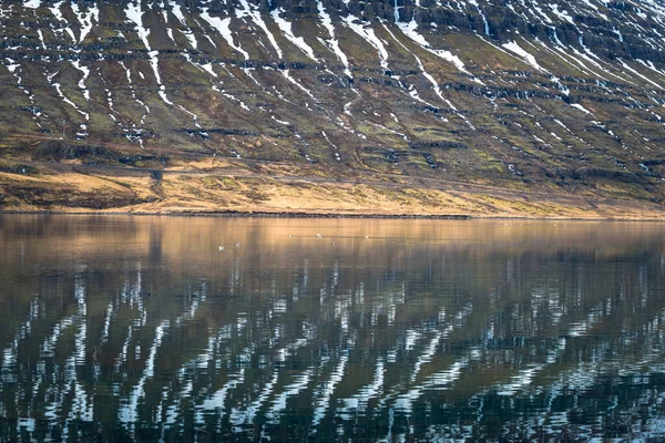 Reflexo Holmatindur Poderosa Montanha Leste Islândia — Fotografia de Stock
