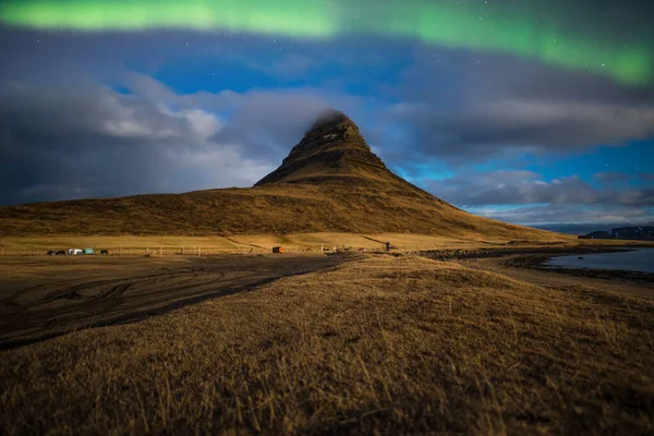 Aurora Luz Norte Sobre Montanha Kirkjufell Famosa Montanha Icônica Forma — Fotografia de Stock