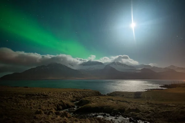 Bela Aurora Borealis Sobre Fiorde Das Montanhas Stoovarfjorour Islândia Oriental — Fotografia de Stock