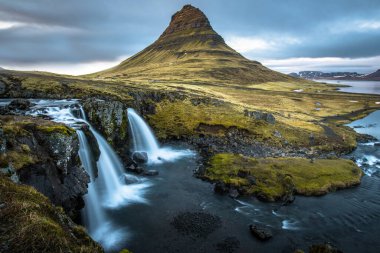 Kirkjufell Dağı İzlanda 'nın batı bölgesindeki ikonik turistik ilgi merkezi..