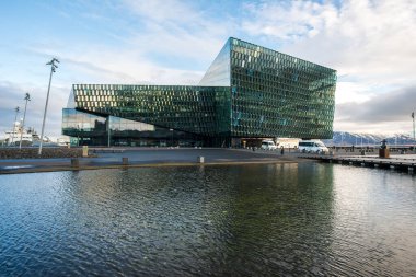 Reykjavik, İzlanda - 23 Mart 2016: Reykjavik, İzlanda 'nın ikonik mekanlarından biri olan Harpa konser salonunun mimarisi.