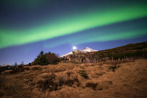 Les Magnifiques Sentiers Aurora Aurores Boréales Dessus Montagne Calotte Neigeuse — Photo