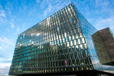 Reykjavik, İzlanda - 23 Mart 2016: Reykjavik, İzlanda 'nın ikonik mekanlarından biri olan Harpa konser salonunun mimarisi.