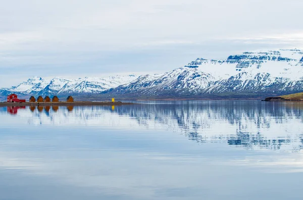 Odraz Malé Chalupy Zasněžených Hor Mjoeyri Města Eskifjrur Východě Islandu — Stock fotografie