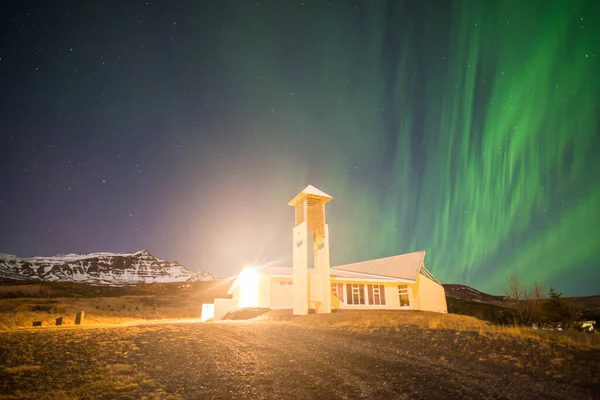 Όμορφη Aurora Borealis Πάνω Από Την Εκκλησία Στην Πόλη Stodvarfjordur — Φωτογραφία Αρχείου