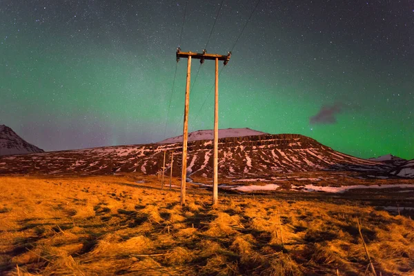 Ηλεκτρικός Στύλος Κάτω Από Βόρεια Φώτα Στην Ύπαιθρο Της Ισλανδίας — Φωτογραφία Αρχείου
