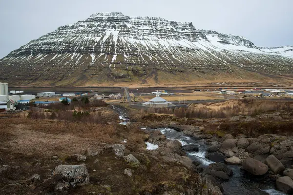 Вид Місто Ескіфйордур Східному Регіоні Ісландії Могутньою Горою Холматіндур Задньому — стокове фото