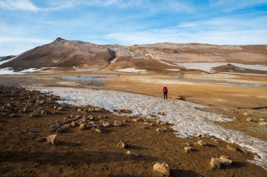 Hver Jeotermal çamur havuzu ve İzlanda 'daki Myvatn jeotermal alanı yakınlarındaki volkanik yamaçlar..