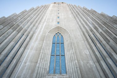 Reykjavik, İzlanda - 27 Mart 2016: Hallgrimskirkja 'nın dış mimarisinin ayrıntıları İzlanda' nın başkentleri Reykjavik 'in en büyük ve en uzun kilisesi.