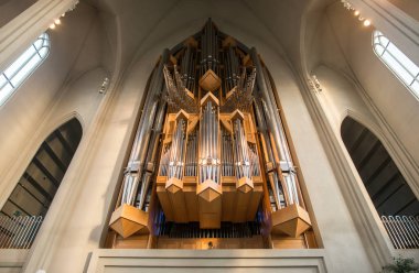 Reykjavik, İzlanda - 27 Mart 2016: Pipo Organ ve Hallgrimskirkja 'nın iç mimarisi İzlanda' nın başkentleri Reykjavik 'in en büyük ve en uzun kilisesi.