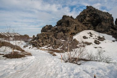 Kuzeydoğu İzlanda 'nın Mvatn kentindeki Dimmuborgir lava tarlasının kış mevsiminde kar manzarası.
