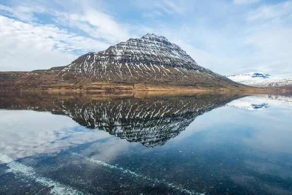 Odraz Hory Holmatindur Městě Eskifjordur Východě Islandu — Stock fotografie