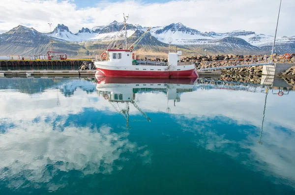 Petit Bateau Pêche Parking Port Stodvarfjordur Une Petite Ville Soignée — Photo
