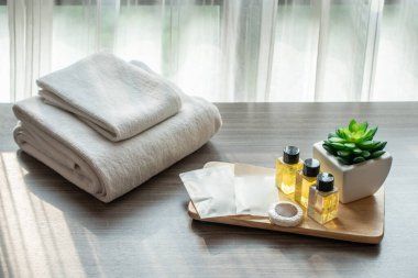 Yatağın üzerinde bir dizi otel konforu (havlu, şampuan, sabun gibi) vardır. Otel konforu, oda kiralarken odaya ek olarak sunulan prim niteliğindedir..