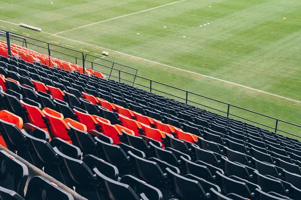 Uma Fila Vazia Assentos Plástico Estádio Futebol Assento Estádio Arranjo — Fotografia de Stock