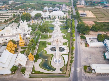 Beyaz Tapınağın havadan görünüşü Tayland 'ın kuzeyindeki Chiang Rai' de tuhaf nefes kesici mimarisi ve tasarımı olan ikonik bir Budist simgesi..