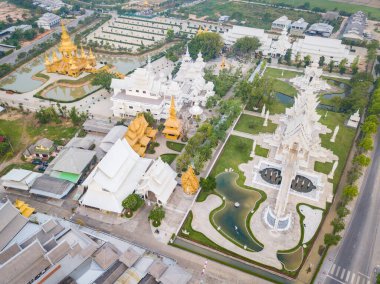 Beyaz Tapınağın havadan görünüşü Tayland 'ın kuzeyindeki Chiang Rai' de tuhaf nefes kesici mimarisi ve tasarımı olan ikonik bir Budist simgesi..