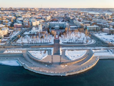 Angara nehri ile Irkutsk şehir manzarası. Irkutsk, Rusya 'nın Sibirya eyaletinin en büyük şehirlerinden biridir.. 