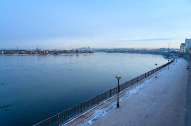 Sabahleyin Angara nehri ile Irkutsk rıhtımının manzarası. Angara Nehri Doğu Sibirya 'da bir nehirdir ve Baykal Gölü' nden akan tek nehirdir..