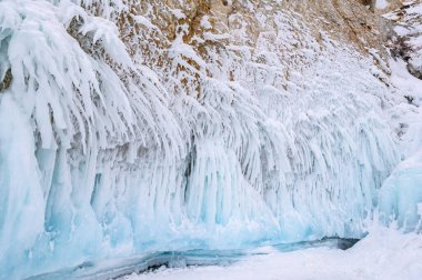Rusya 'nın Baykal gölünde 0 C' nin altında oluşan buz çubuğu ve Icicle gibi güzel bir buz oluşumu manzarası. Baykal Gölü 'ndeki su kış mevsiminde tuhaf şekillerde donar..