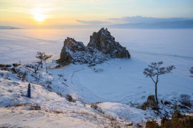 Rusya, Sibirya 'nın kış mevsiminde donmuş Baykal Gölü' nde kutsal bir yer olan Shaman Rock 'ın akşam manzarası. Bu kaya, Baykal Gölü ve Angara Nehri hakkında pek çok popüler efsanenin ve efsanenin konusudur..