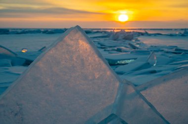 Güneşin doğuşunda Baykal Gölü 'nün üzerinde buzdan hummiği yükselen Uzury Körfezi' nin güzel manzarası..
