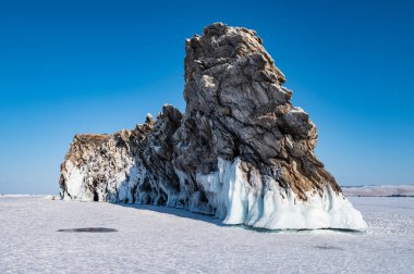 Buz Gölü Baykal 'daki Ogoy Adası' nda bulunan Ejderha kuyruğu kayasının muhteşem manzarası..