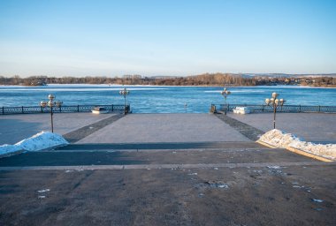 Sabahleyin Angara nehri ile Irkutsk rıhtımının manzarası. Angara Nehri Doğu Sibirya 'da bir nehirdir ve Baykal Gölü' nden akan tek nehirdir..