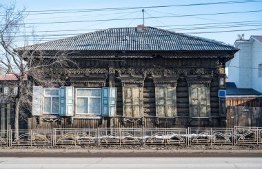 Irkutsk 'taki eşsiz ahşap bir ev. Rusya' nın en büyük şehri Irkutsk Oblastı. Kent merkezi UNESCO Kültür Mirasları 'nın ilk listesine dahil edildi..