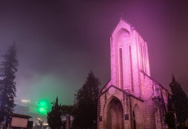Sapa 'nın ikonik taştan kilisesinin gece görüşü. Adı Kutsal Tespih Kilisesi. Sapa, Vietnam' ın göbeğinde yer alan Gotik tarz kilise. Sapa, Vietnam 'ın kuzeybatısında Lao Cai eyaletinde yer alan bir tatil köyüdür..