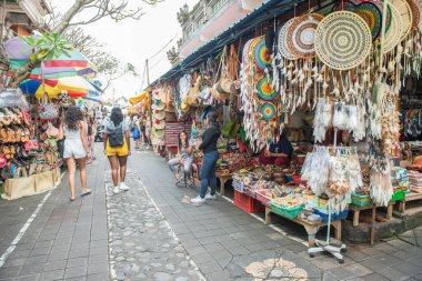 Bali, Endonezya: 14 Temmuz 2018: Endonezya 'nın Bali kentinde ikonik bir turist alışveriş merkezi Ubud pazarındaki geleneksel hediyelik eşya manzarası.