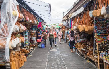 Bali, Endonezya: 14 Temmuz 2018: Endonezya 'nın Bali kentinde ikonik bir turist alışveriş merkezi Ubud pazarındaki geleneksel hediyelik eşya manzarası.