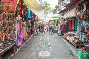 Bali, Endonezya: 14 Temmuz 2018: Endonezya 'nın Bali kentinde ikonik bir turist alışveriş merkezi Ubud pazarındaki geleneksel hediyelik eşya manzarası.