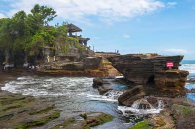 Bali, Endonezya: 16 Temmuz 2018: Endonezya 'nın Bali adasındaki en turistik yerlerden biri olan Tanah Lot tapınağını ziyaret eden turistler.