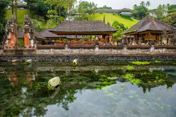 Bali, Endonezya: 14 Temmuz 2018: Tirta Empul tapınağındaki kutsal pınarın kaynağı. Kaynak iç avluda..