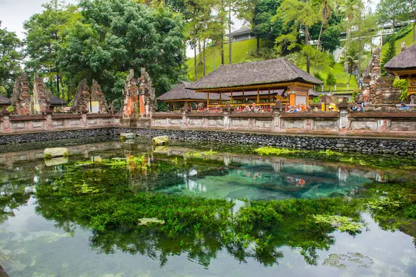 Bali, Endonezya: 14 Temmuz 2018: Tirta Empul tapınağındaki kutsal pınarın kaynağı. Kaynak iç avluda..