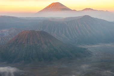 Şafak vakti Bromo Dağı 'nın muhteşem manzarası. Bu, Endonezya, Doğu Java 'daki Tengger Massif' in aktif bir yanardağıdır..