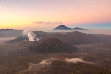 Şafak vakti Bromo Dağı 'nın muhteşem manzarası. Bu, Endonezya 'nın Doğu Cava kentindeki Tengger Massif' in aktif bir yanardağıdır. Güzel pastel gökyüzü sabahları.