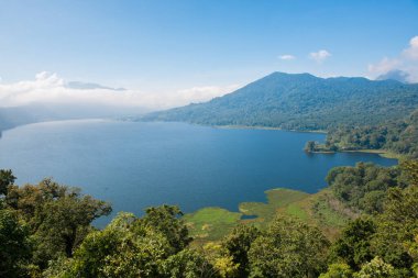 Endonezya 'nın Bali adasındaki Buyan Gölü manzarası. Balis 'in ikinci büyük gölü. Volkanlar bu adayı yarattı ve şekillendirdi ve zengin topraklar üreterek verimli bir ormanın büyümesini sağladı..