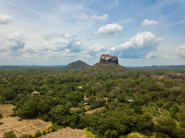 Sigirya rock ve Pidurangala 'nın manzarası Sri Lanka' da ikonik bir turistik mekan. Sigirya, Kral Kashyapa döneminde antik bir kaya kalesidir (477 495 CE).