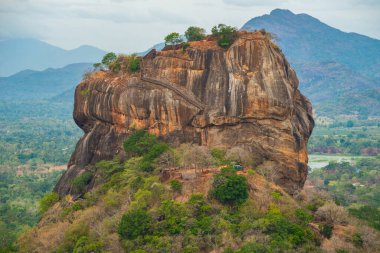 Sigiriya 'nın manzara manzarası ikonik bir turizm merkezi ve Sri Lanka' daki UNESCO dünya mirası alanlarından birini sallıyor. Kral Kashyapa (477 495 CE) sarayını bu kayanın üzerine inşa etti..