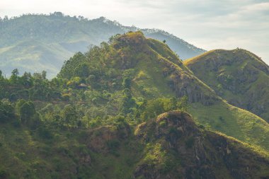 Küçük Adam 'ın zirvesinin manzarası Ella, Sri Lanka' nın popüler turistik ilgi odağı. Adını kutsal Adams Tepesi 'nden (Sri Pada) almıştır..