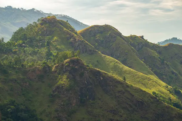 Küçük Adam 'ın zirvesinin manzarası Ella, Sri Lanka' nın popüler turistik ilgi odağı. Adını kutsal Adams Tepesi 'nden (Sri Pada) almıştır..