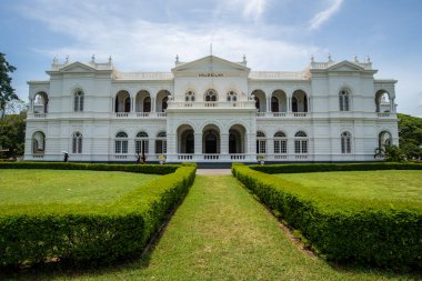 Colombo, Sri Lanka: 11-Ağustos-2019: Sri Lanka 'daki en büyük müze olan Ulusal Colombo Müzesi' nin dış mimarisi.