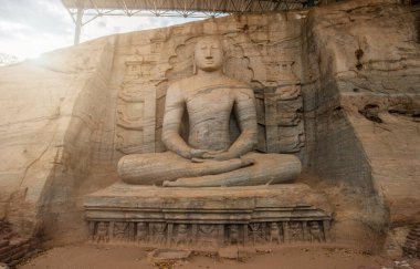 Gal Vihara 'da oturan Buda çok güzeldi. Bu, antik Polonnaruwa kentindeki antik Sinhalese heykelinde alışılmadık bir özelliktir. Gal Vihara, granitin oyduğu dört güzel Buda grubudur..