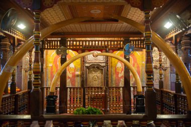 Kandy, Sri Lanka: 04-Ağustos-2019: Diş Kalıntısı Tapınağı, Sri Lanka 'nın Kandy kentindeki bir Budist tapınağıdır. Bu tapınak Buda 'nın dişlerini saklayan eski bir kraliyet sarayı..