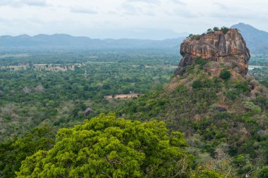 Sigiriya 'nın manzara manzarası ikonik bir turizm merkezi ve Sri Lanka' daki UNESCO dünya mirası alanlarından birini sallıyor. Kral Kashyapa (477 495 CE) sarayını bu kayanın üzerine inşa etti..