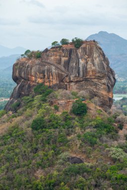 Sigiriya 'nın manzara manzarası ikonik bir turizm merkezi ve Sri Lanka' daki UNESCO dünya mirası alanlarından birini sallıyor. Kral Kashyapa (477 495 CE) sarayını bu kayanın üzerine inşa etti..