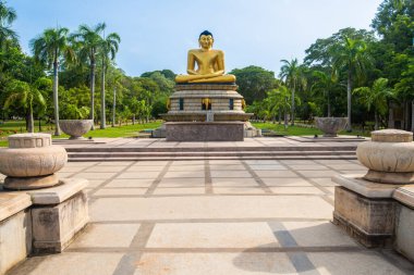 Viharamahadevi Parkı 'nda Sri Lanka, Colombo' da bulunan sembolik bir altın Buda heykeli. Viharamahadevi Parkı Colombo Limanı 'nın en eski ve en büyük parkıdır..